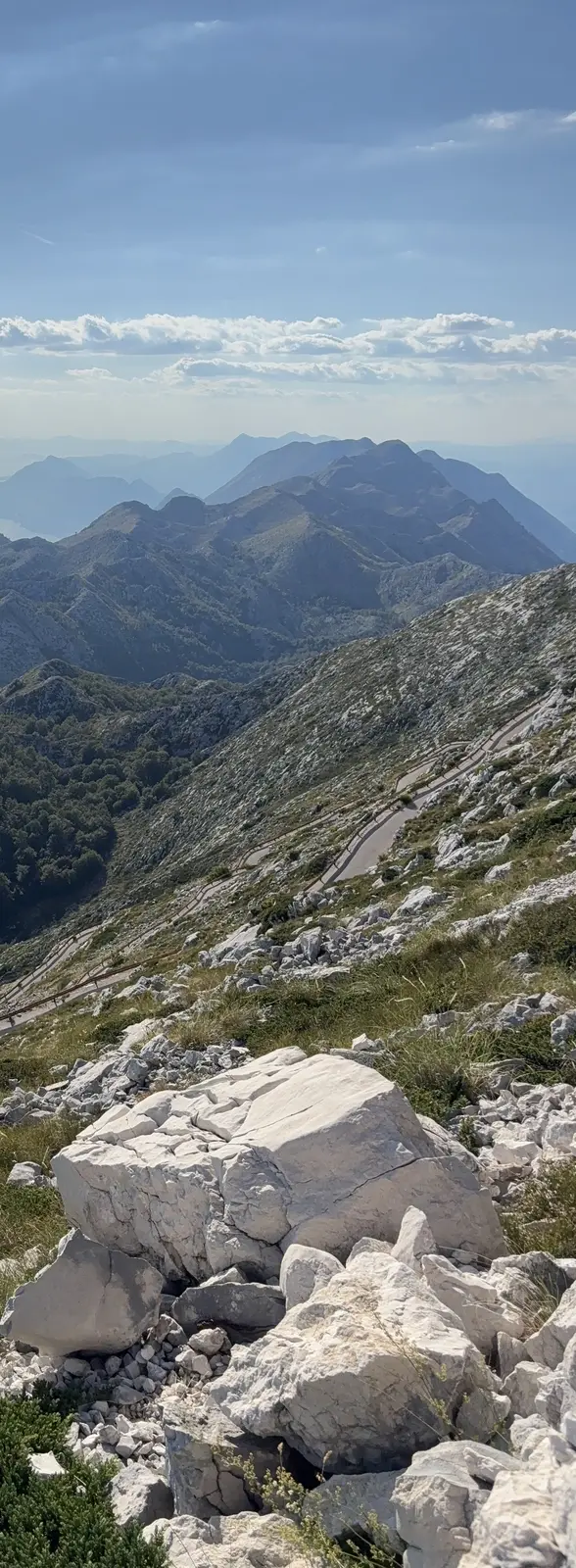 Cesta vo vrstvách horského masívu